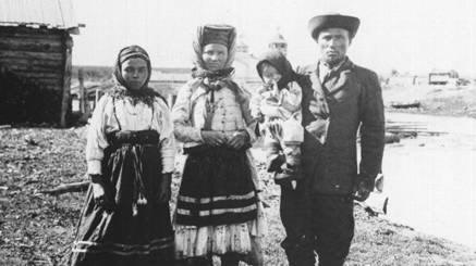 Галкин Федот Максимович с женой, ребёнком и родственницей, 1910 г.
