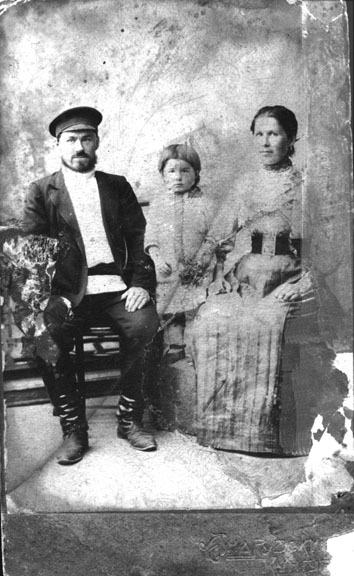 Бронниковы Михаил Яковлевич и Татьяна Петровна с дочерью Анной.  1902 год, г. Кунгур.