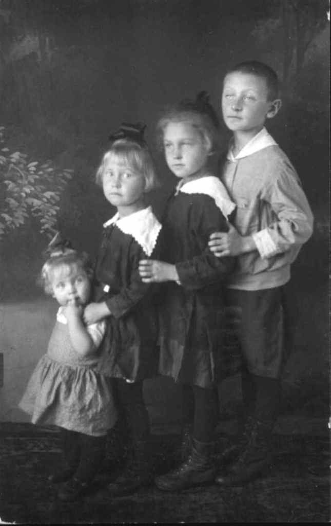 Правнук и правнучки А. М. Шпира (справа налево): Анатолий, Мария, Тамара, Людмила Шпир. 1928 год.