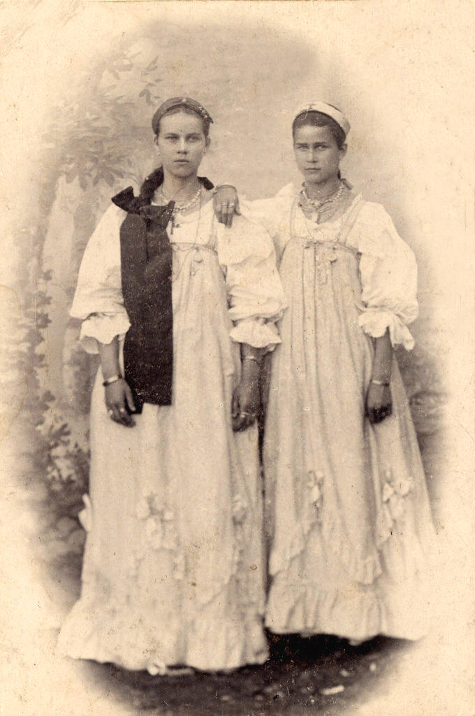Агафья и Анна Жеребцовы 1900 г.